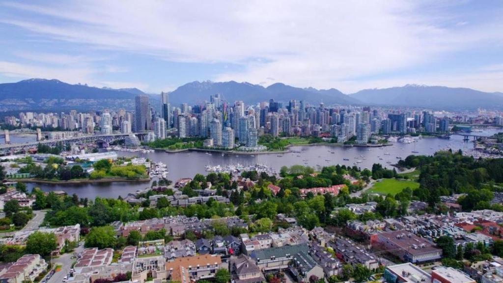 溫哥華Billion Dollar Views In A Beautiful Fairview Slopes Heritage House公寓 外观 照片